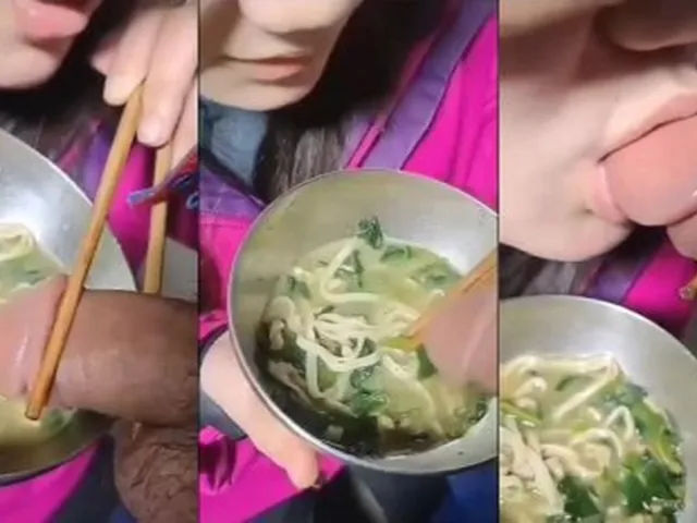 Độc lạ em gái ăn mì còn lấy chim anh chấm vô nước mút