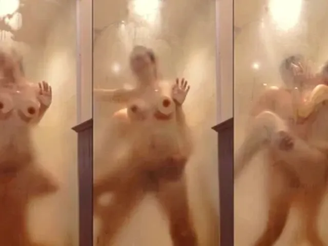 Làm tình với em gái vú to trong phòng tắm mờ ảo