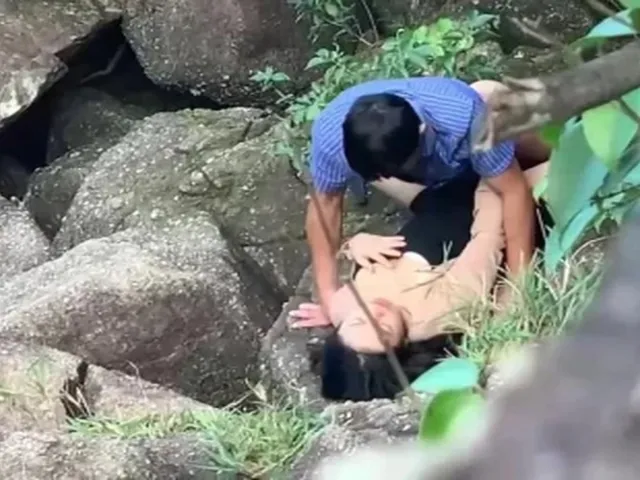 Đi du lịch cty mà em đồng nghiệp lén lút chơi bên bờ suối