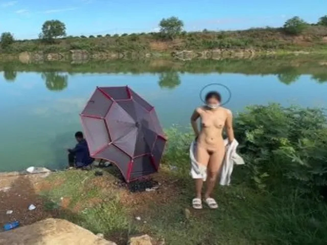 Em người yêu ra hồ cá phô dâm kệ cẩn thủ đang câu